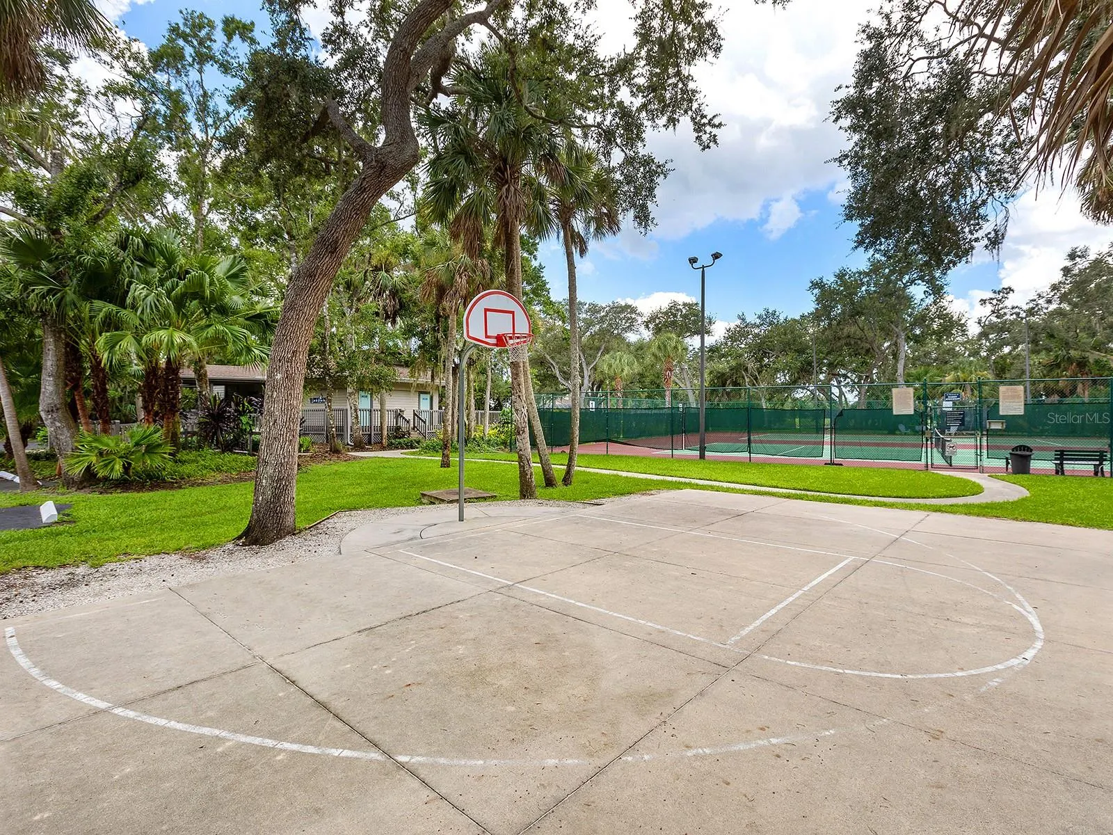 1622 OAK CIR S