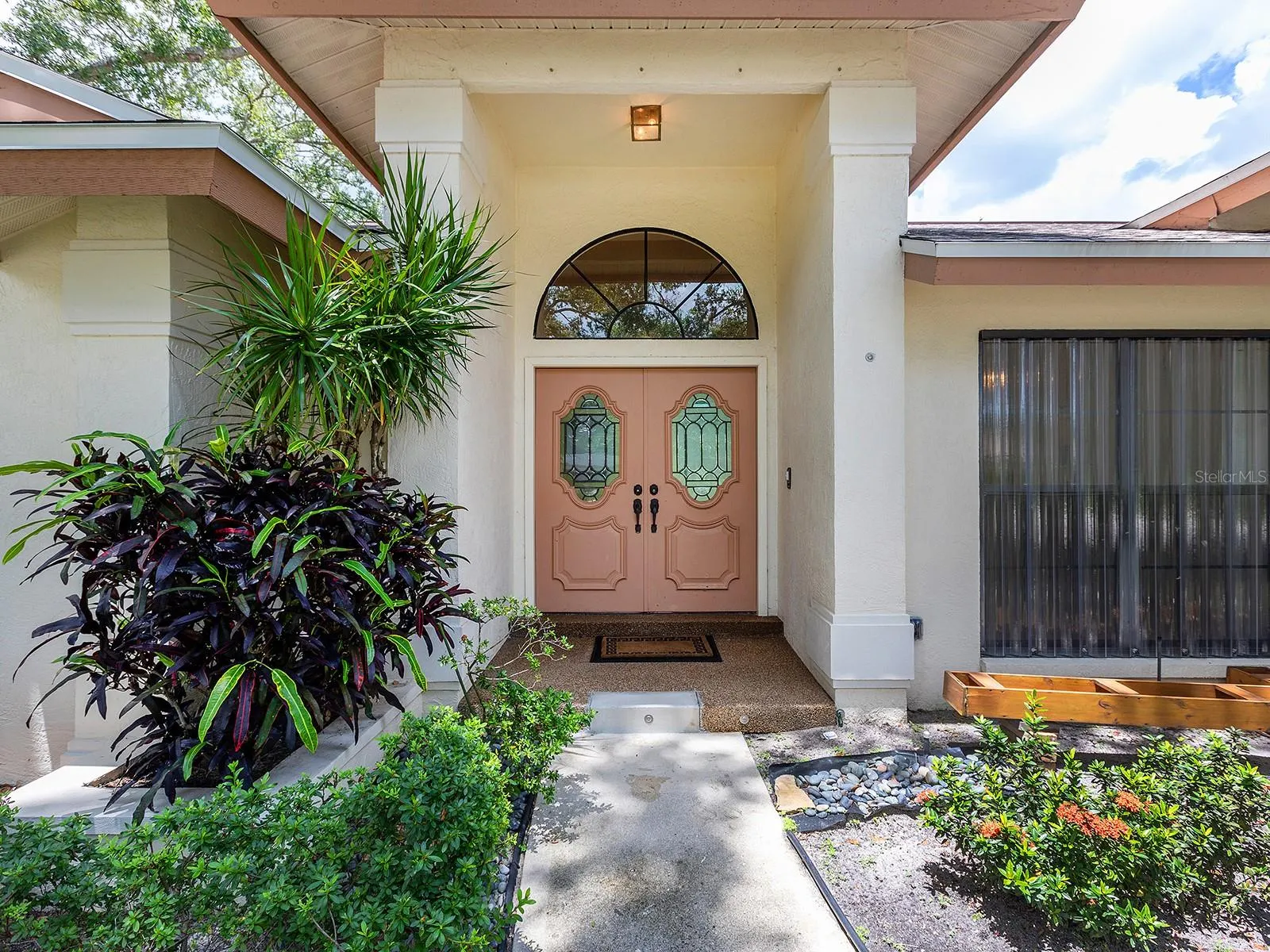 1622 OAK CIR S