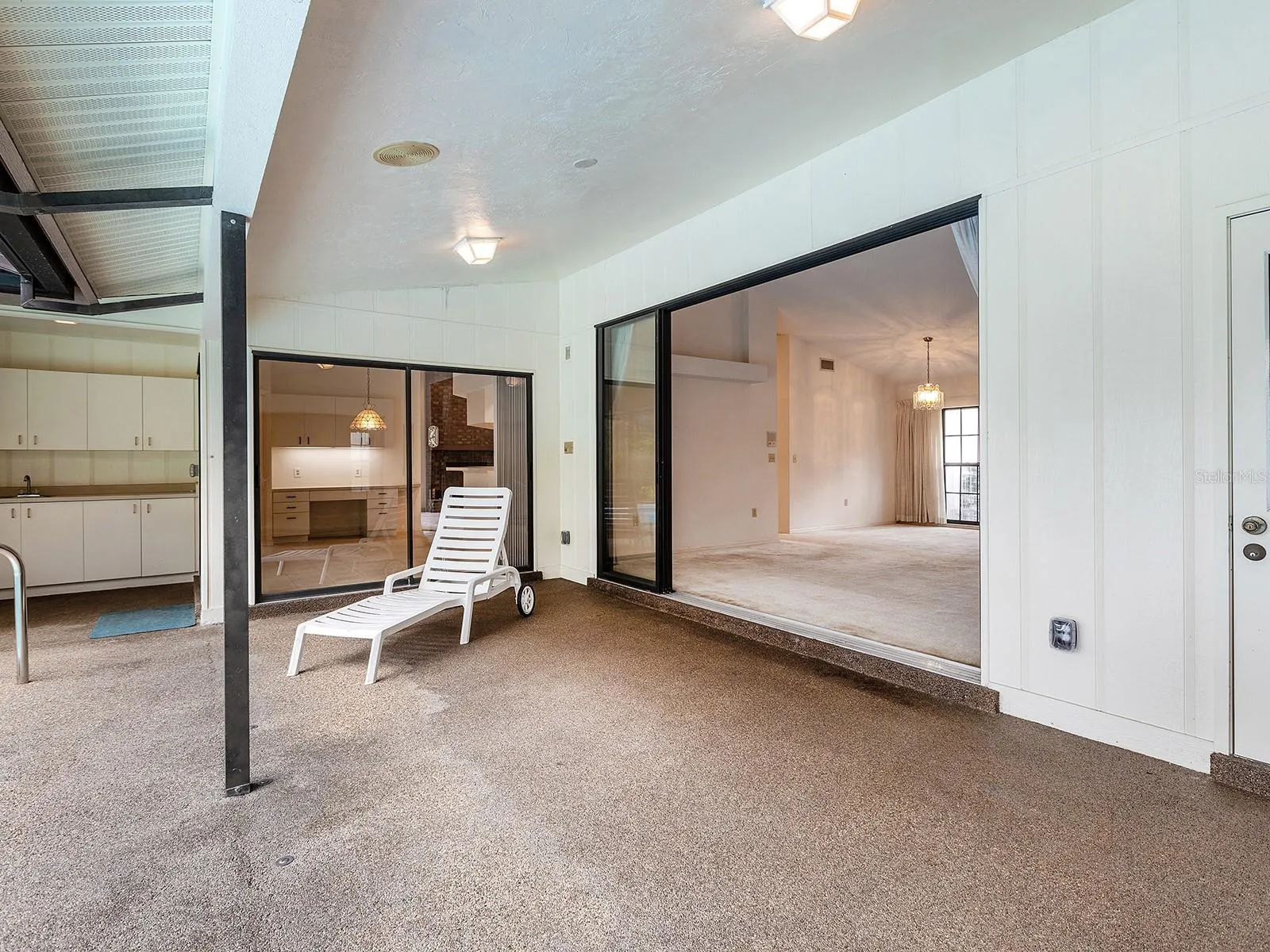 1622 OAK CIR S