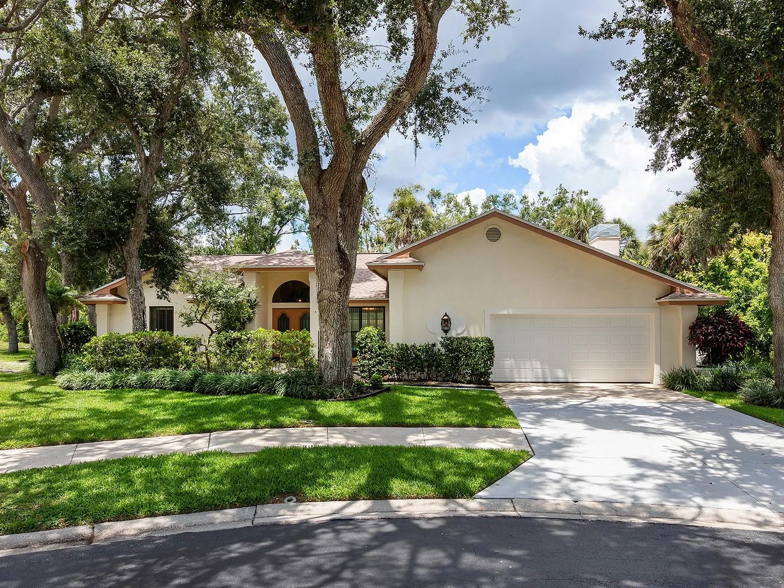 1622 OAK CIR S