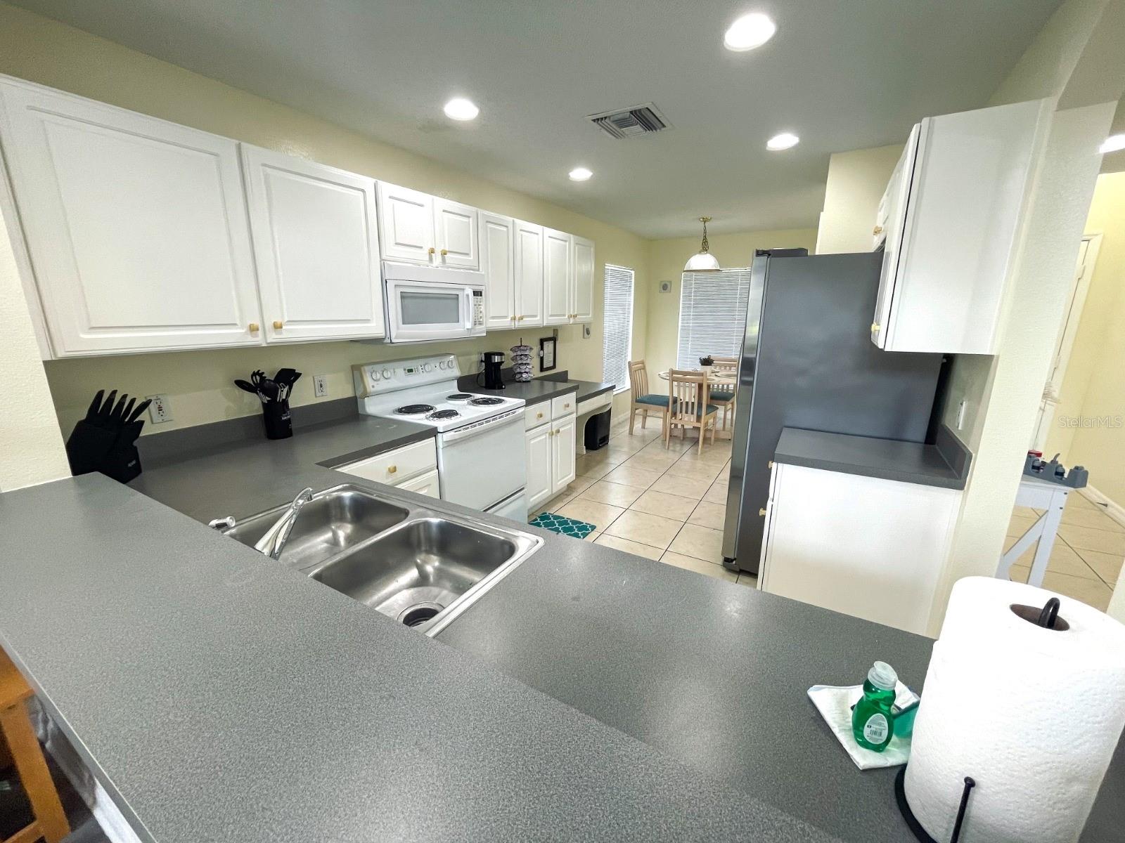 979 LAKE BERKLEY DR