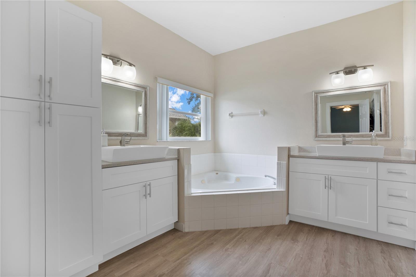 2457 HURON CIR