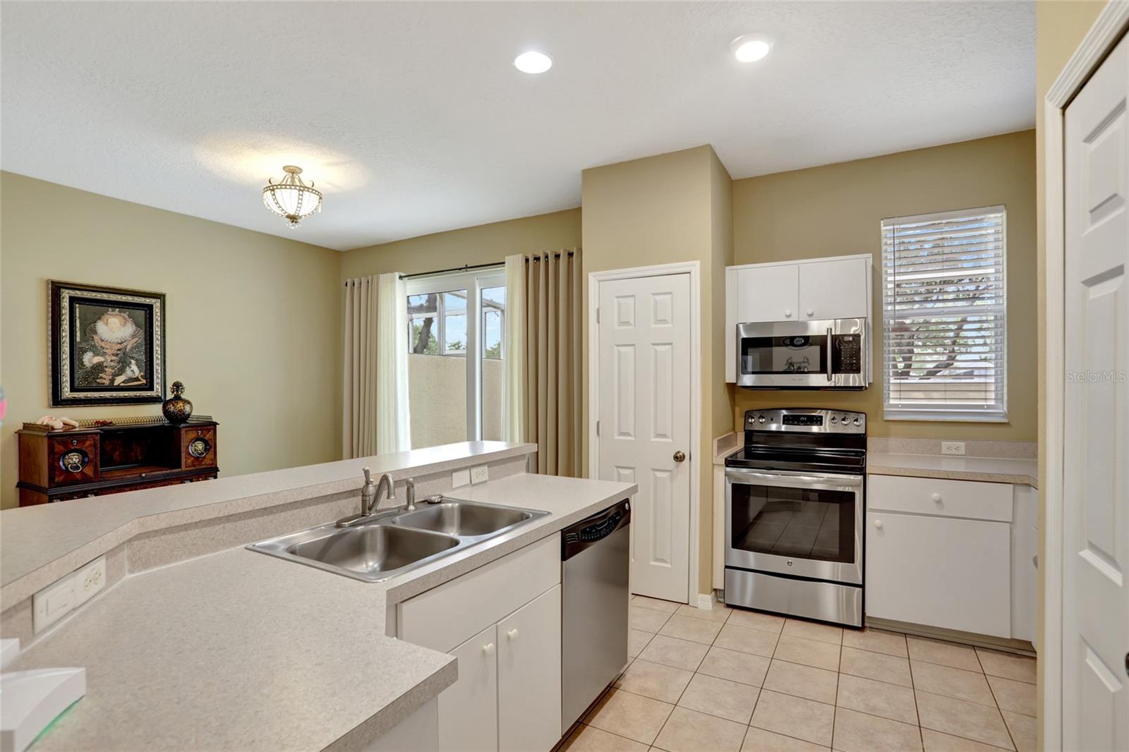 1302 S BEACH CIR