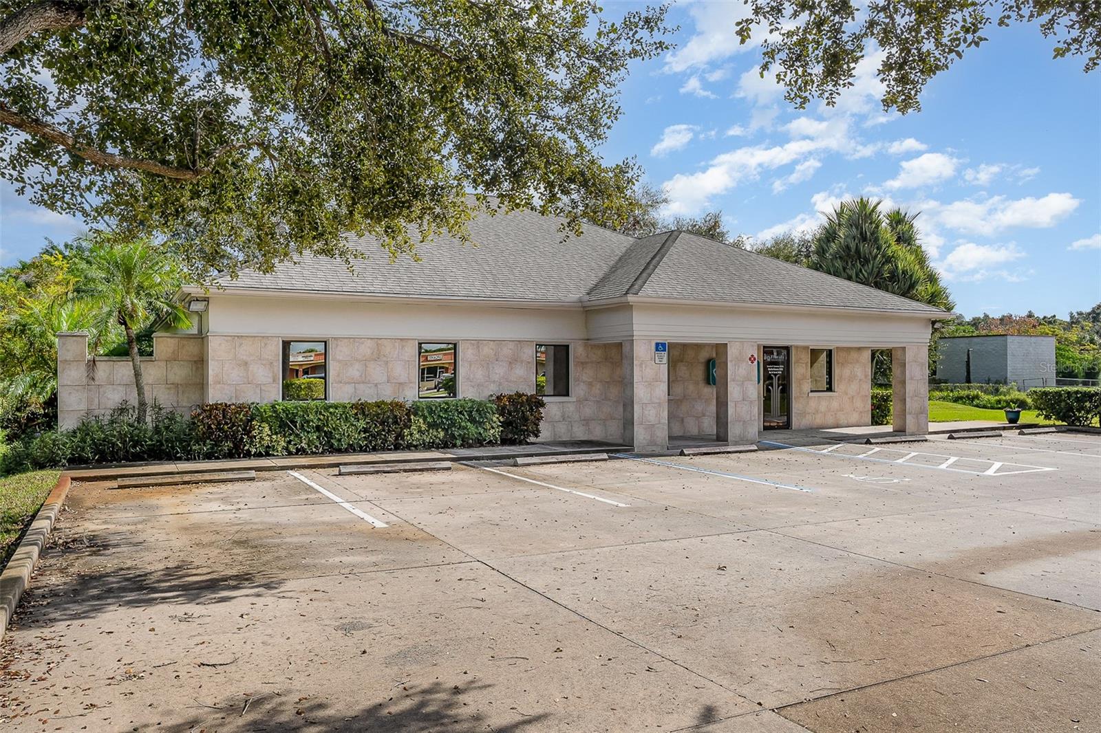 2180 N COURTENAY PKWY