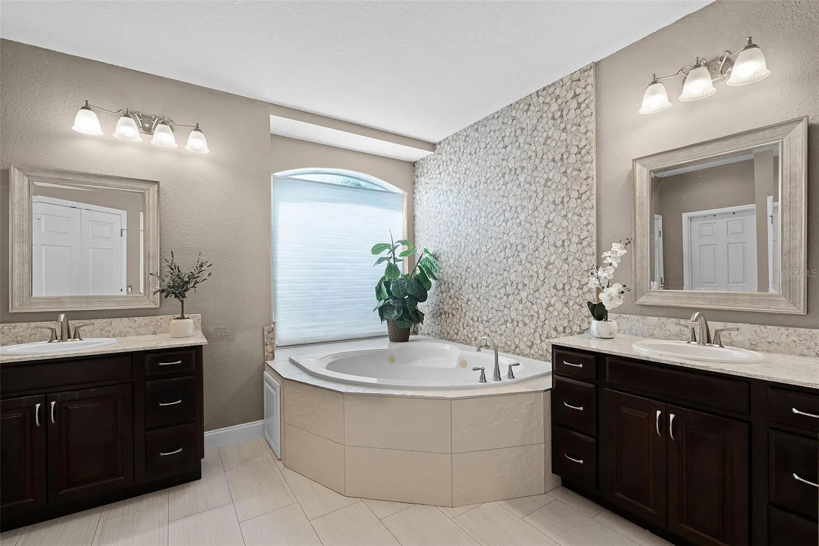 3033 ZAHARIAS DR