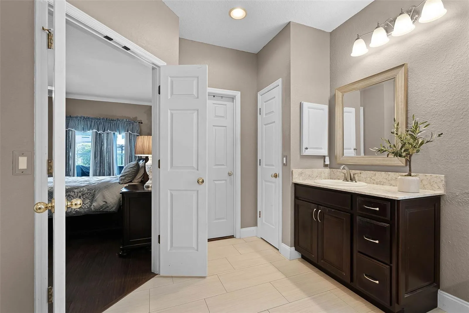 3033 ZAHARIAS DR