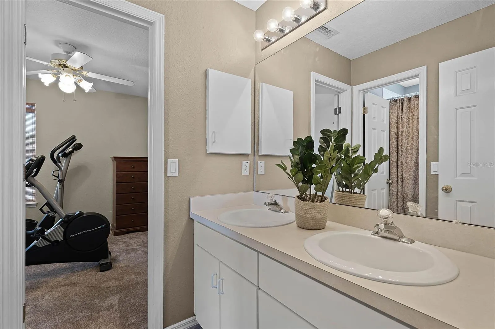 3033 ZAHARIAS DR