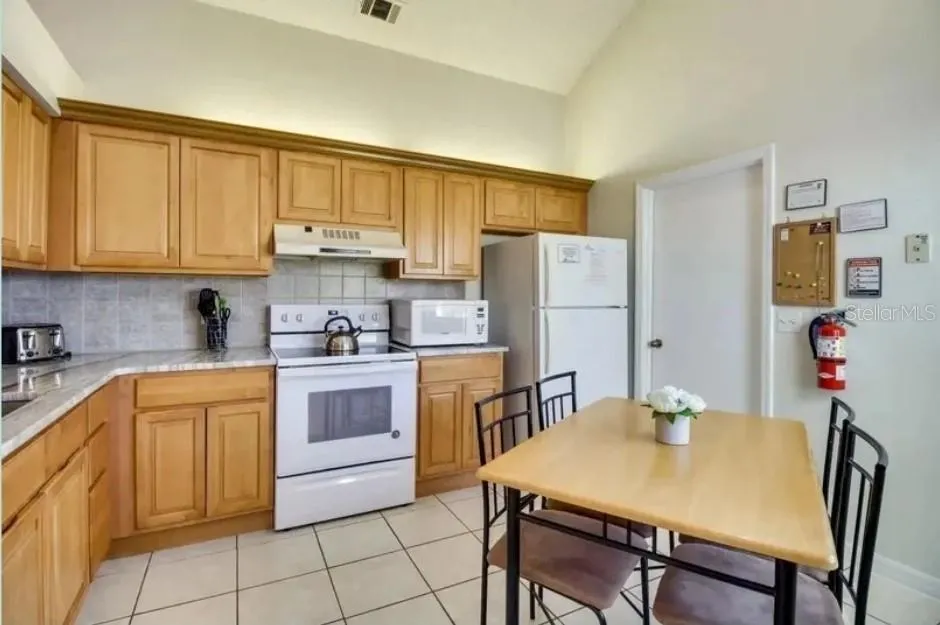 208 APPLEWOOD CT