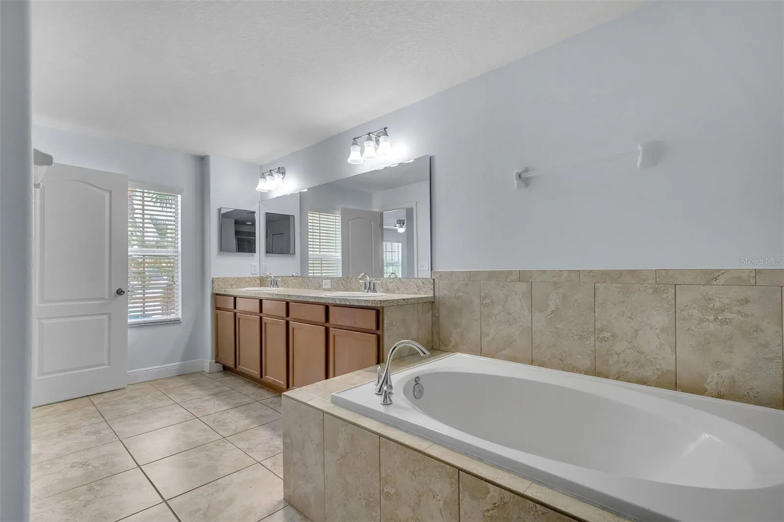3530 RODRICK CIR