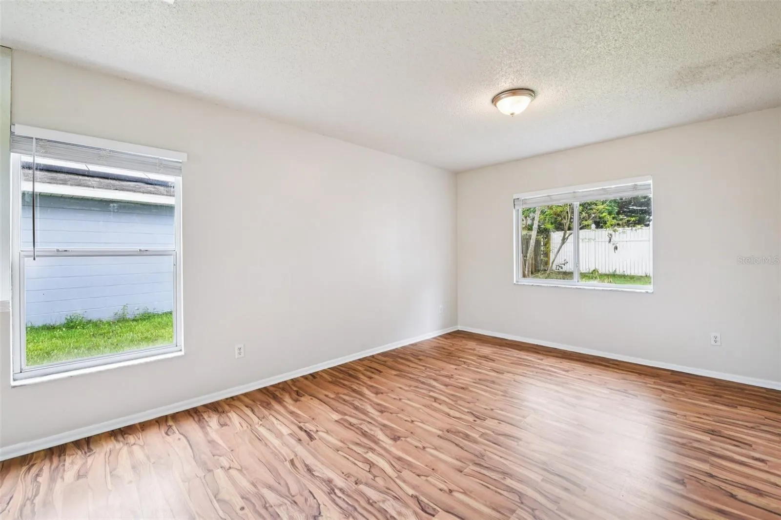 478 CHICAGO WOODS CIR