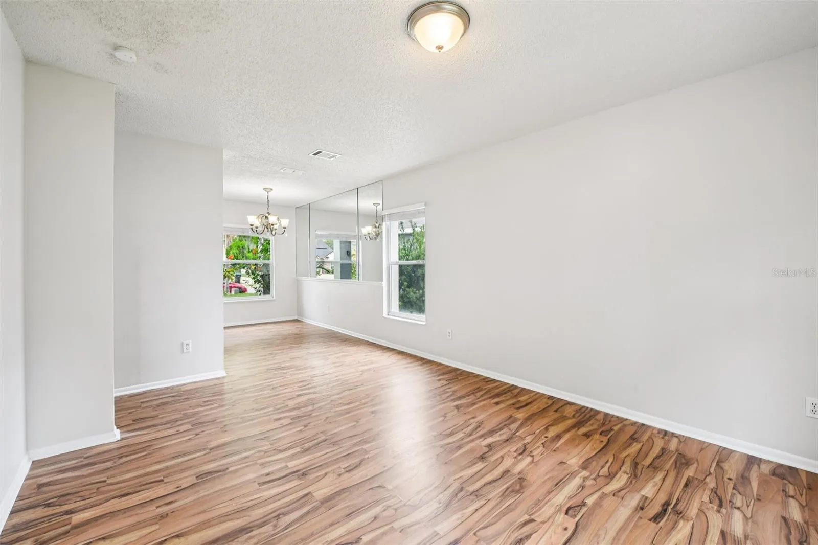 478 CHICAGO WOODS CIR