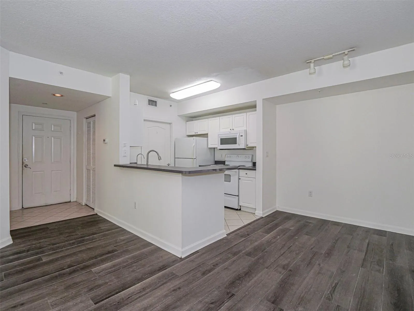 5090 FAIRWAYS CIR #H206, #H206