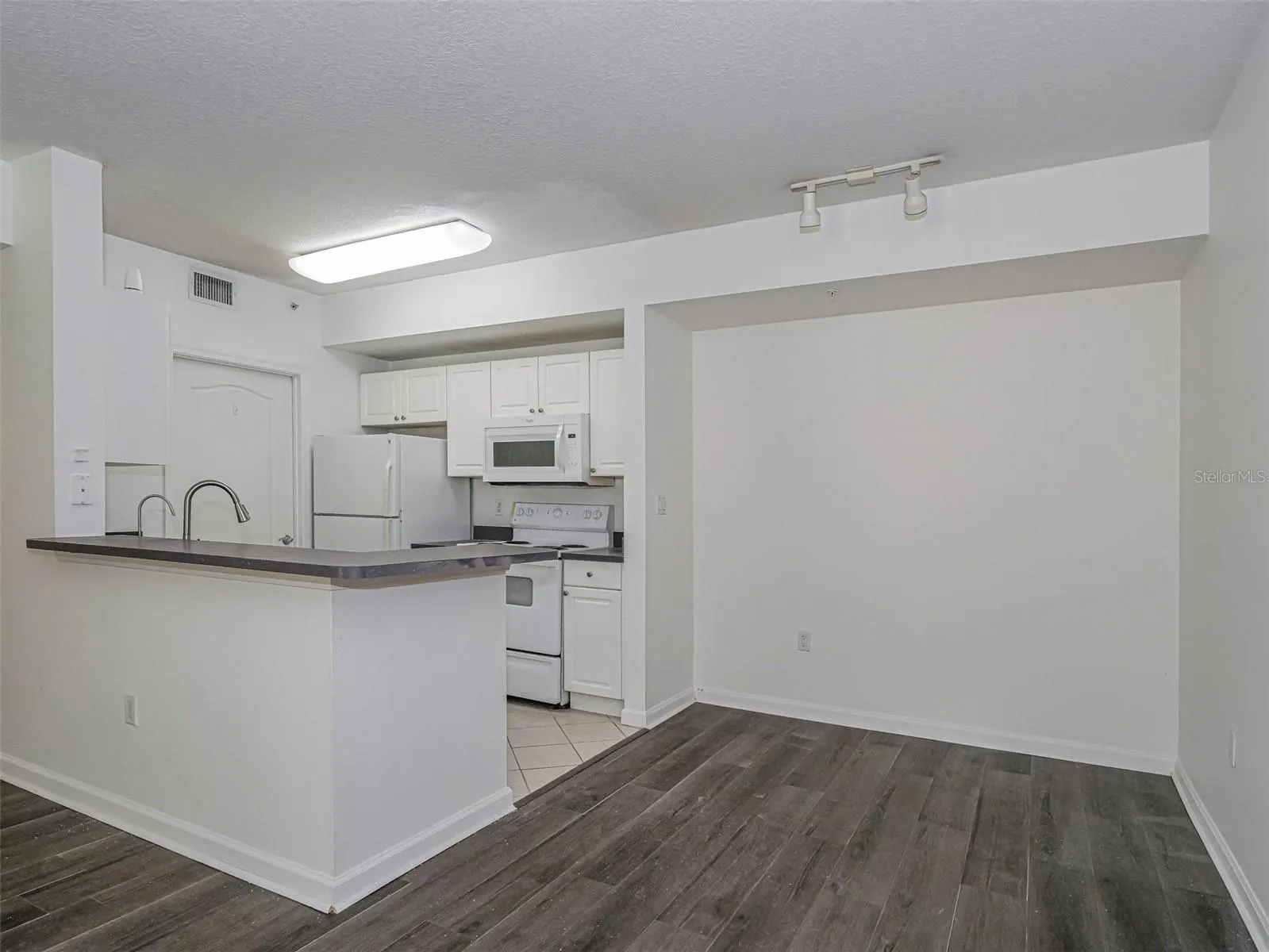 5090 FAIRWAYS CIR #H206, #H206