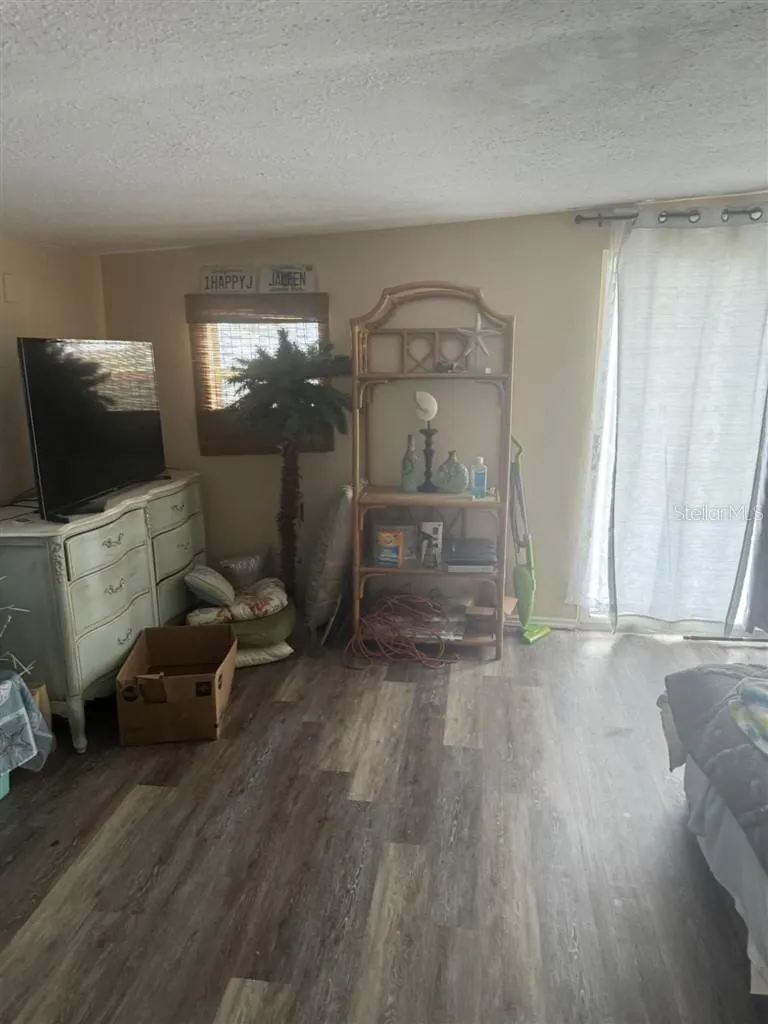 2119 N WELLESLEY DR