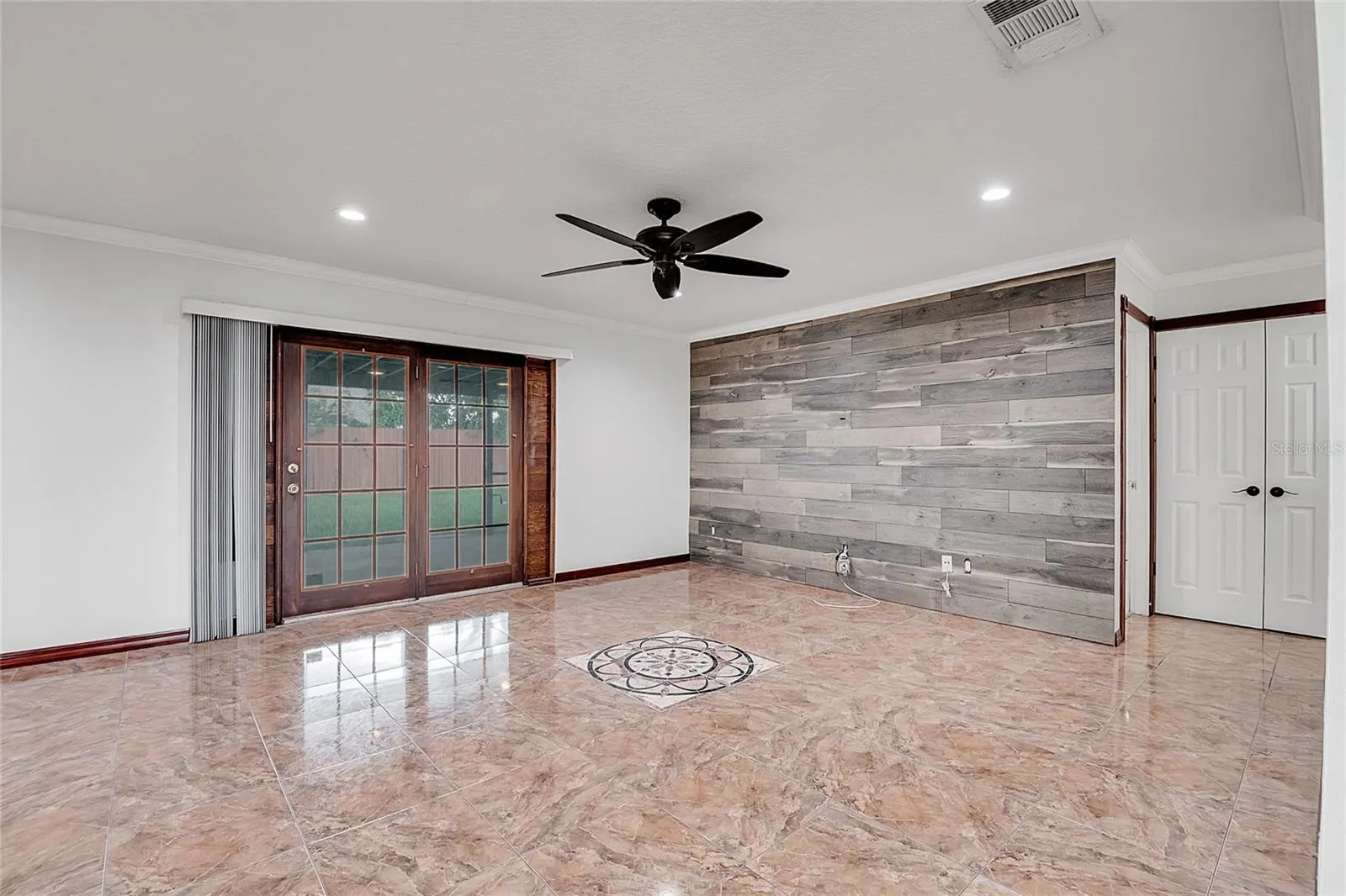 219 IOWA WOODS CIR W