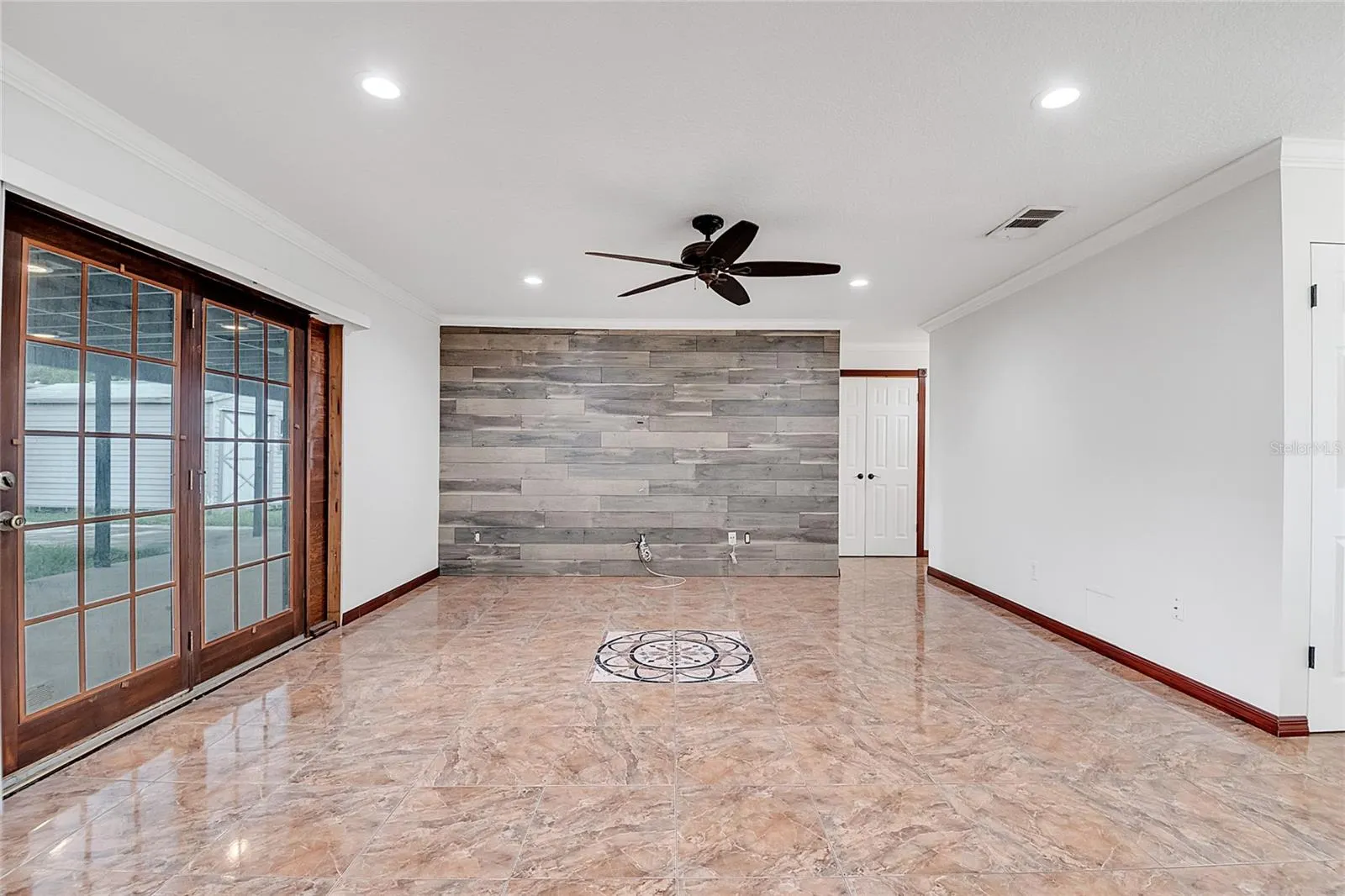 219 IOWA WOODS CIR W