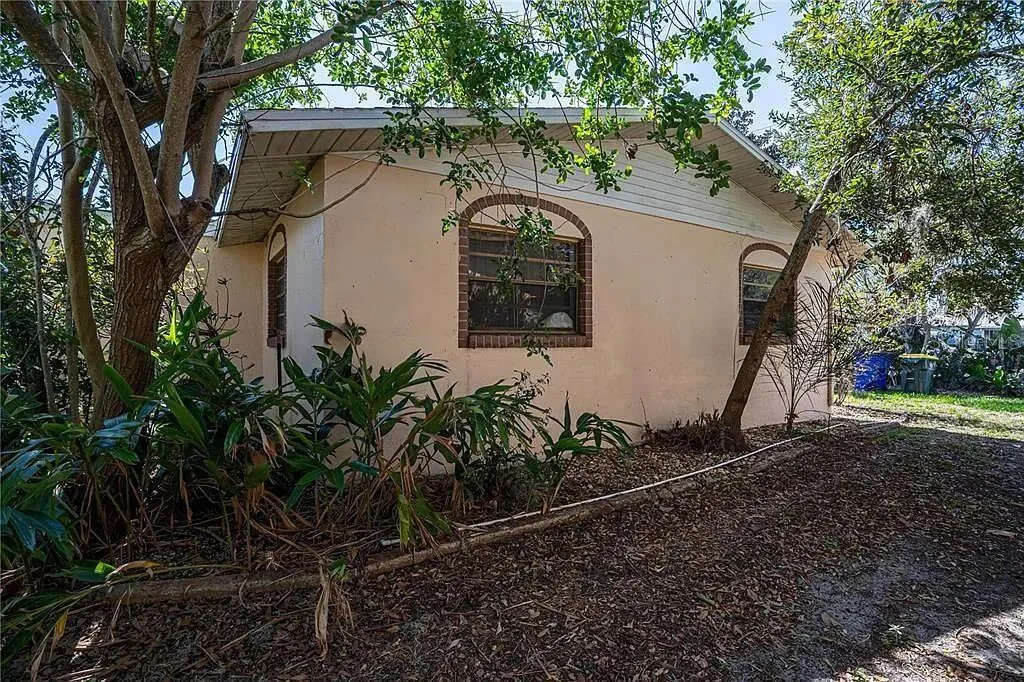 1557 LAKE CLAY DR