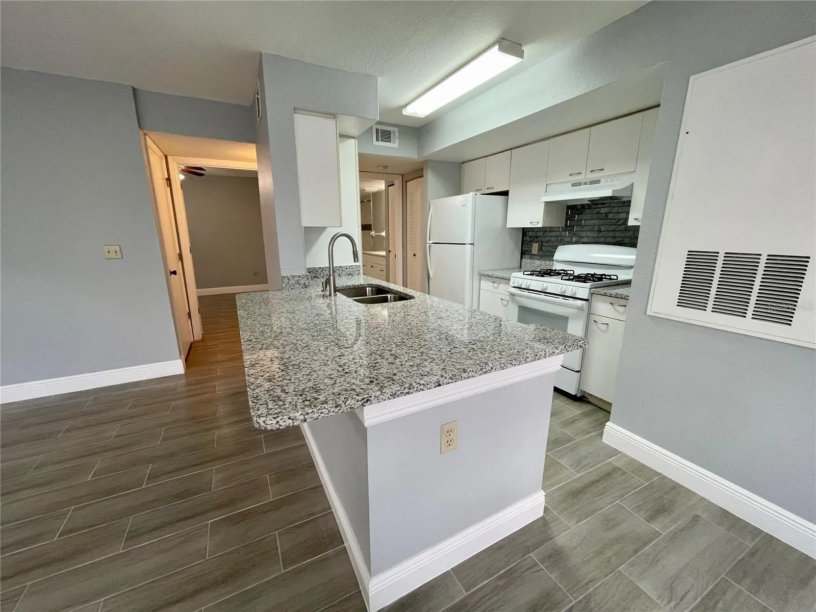 1612 COLUMBIA ARMS CIR #137, #137
