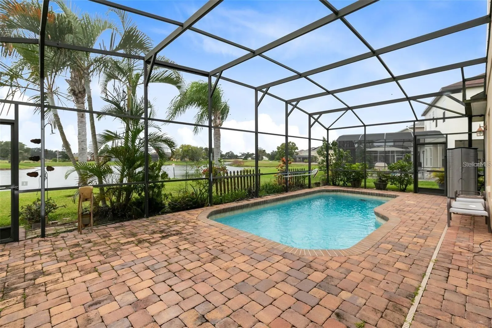 2200 THE OAKS BLVD