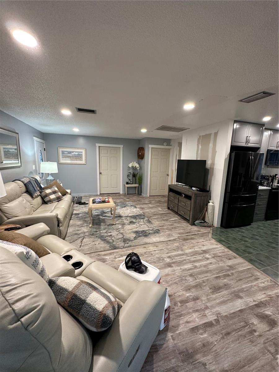 1432 LAKE DR W