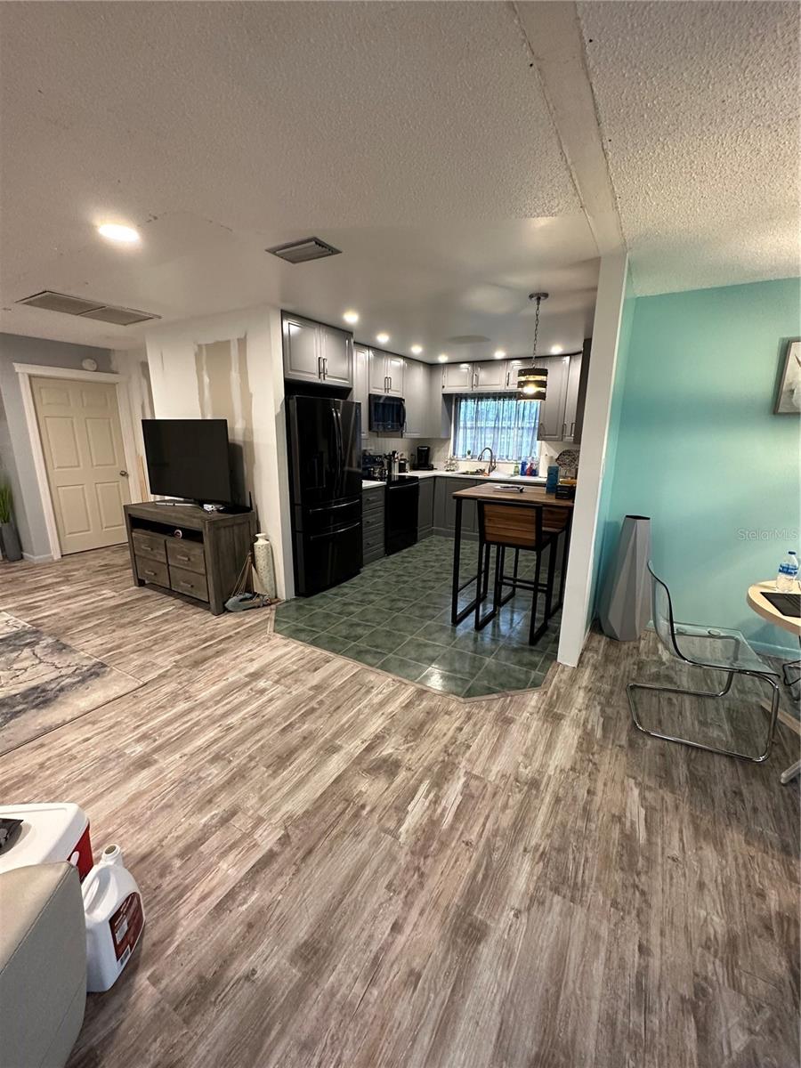 1432 LAKE DR W