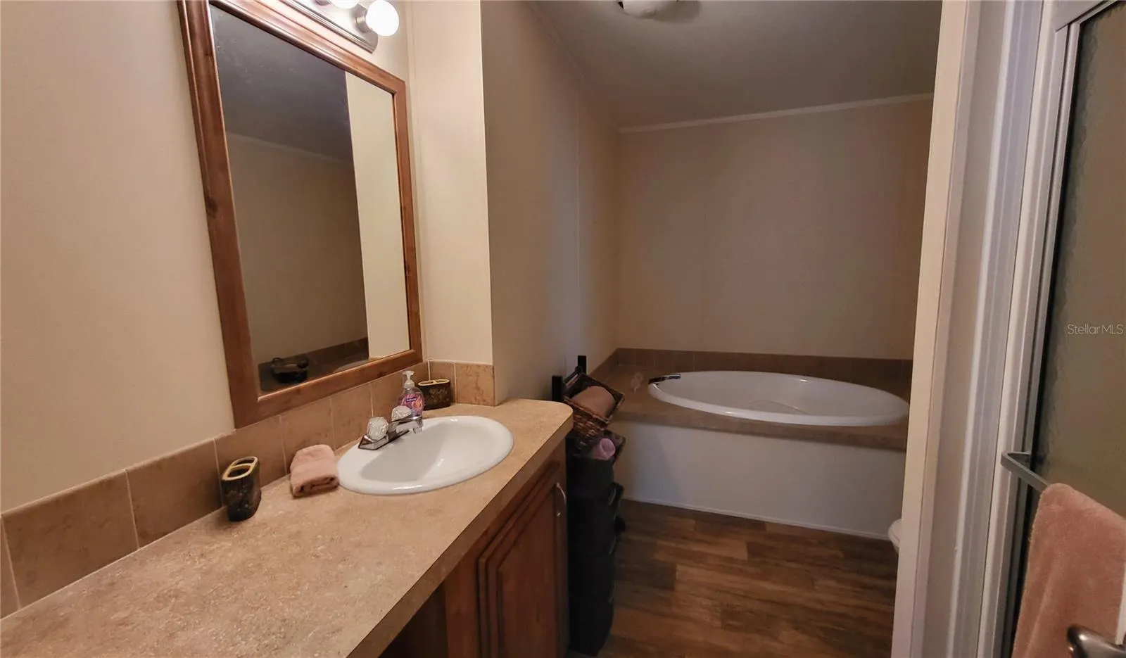 1084 ARVIN LN