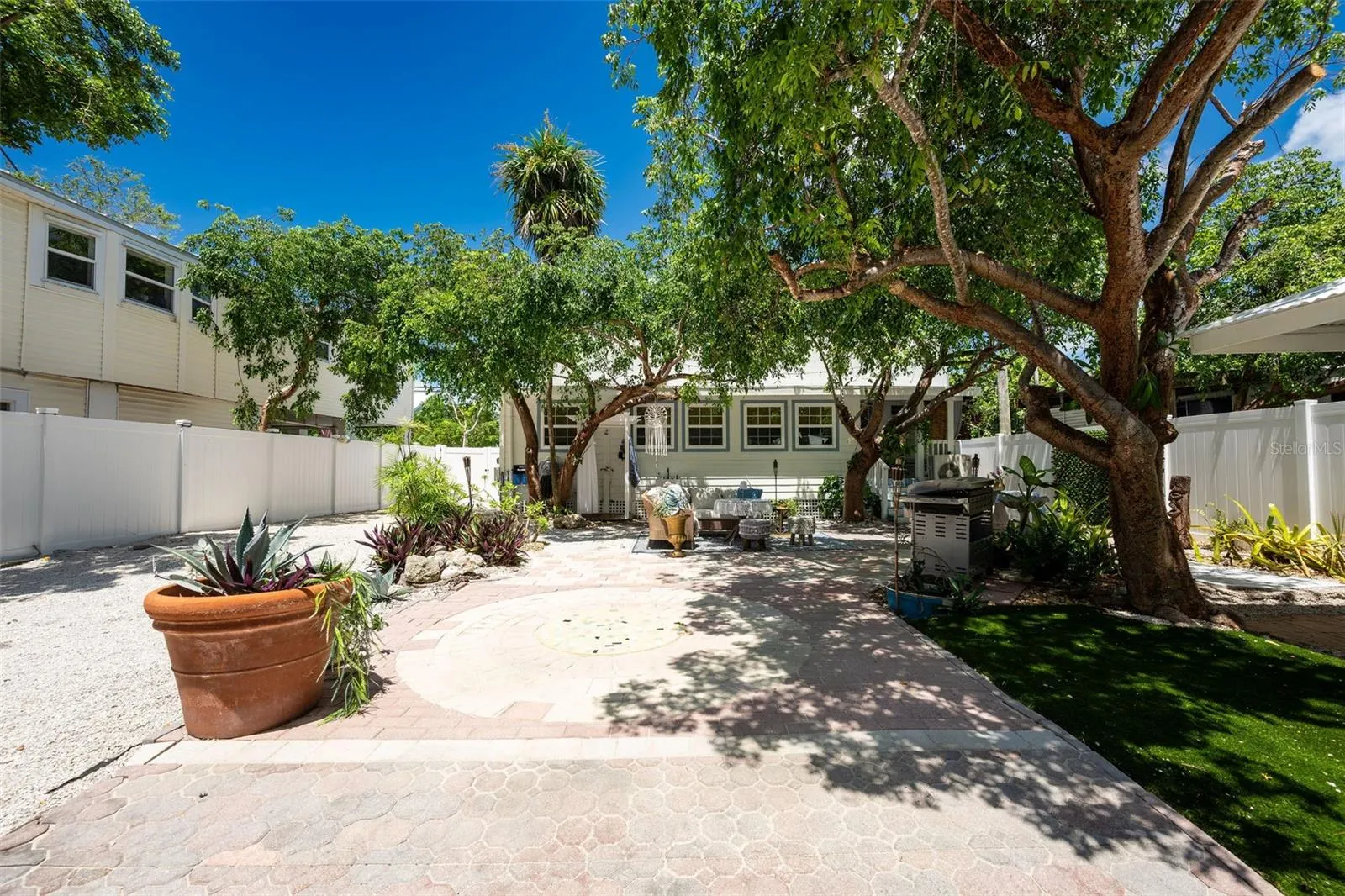 7 BARCELONA DR