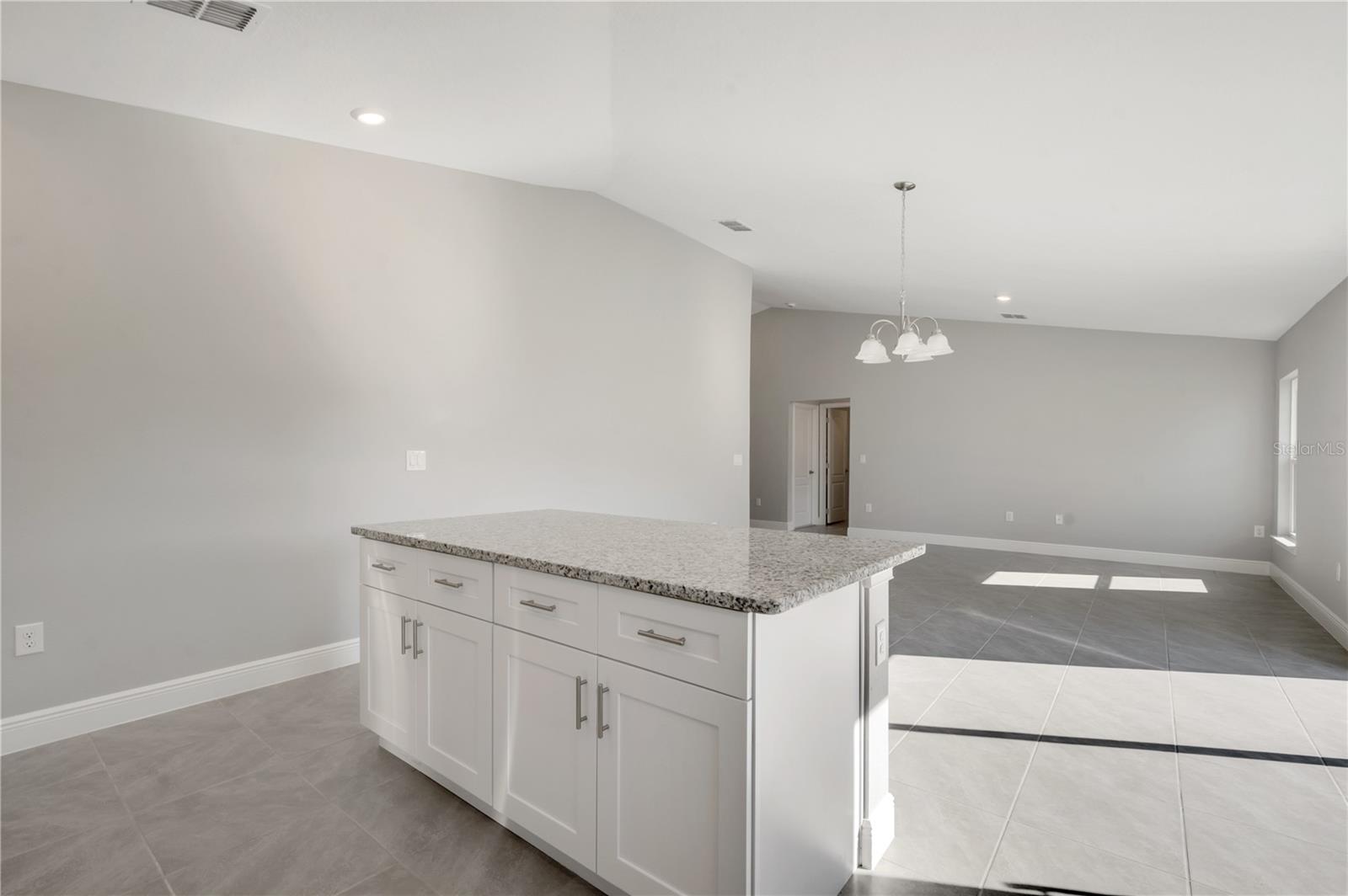 1079 DUDLEY DR
