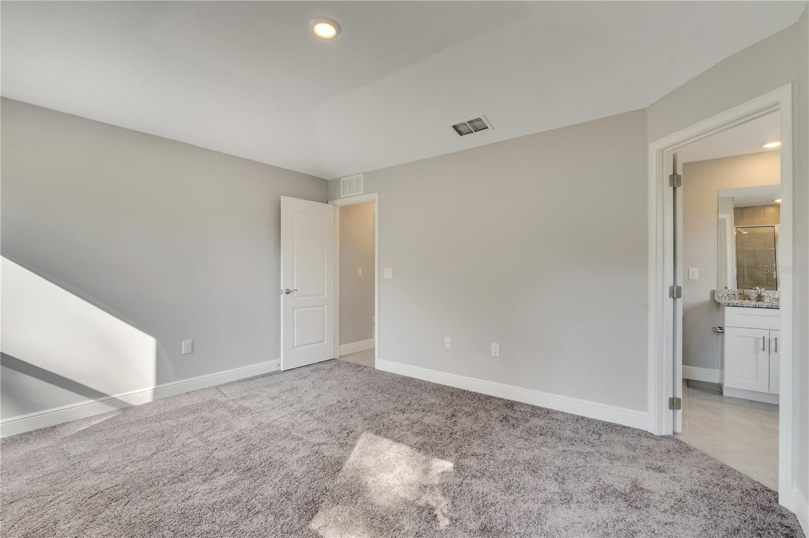 1079 DUDLEY DR