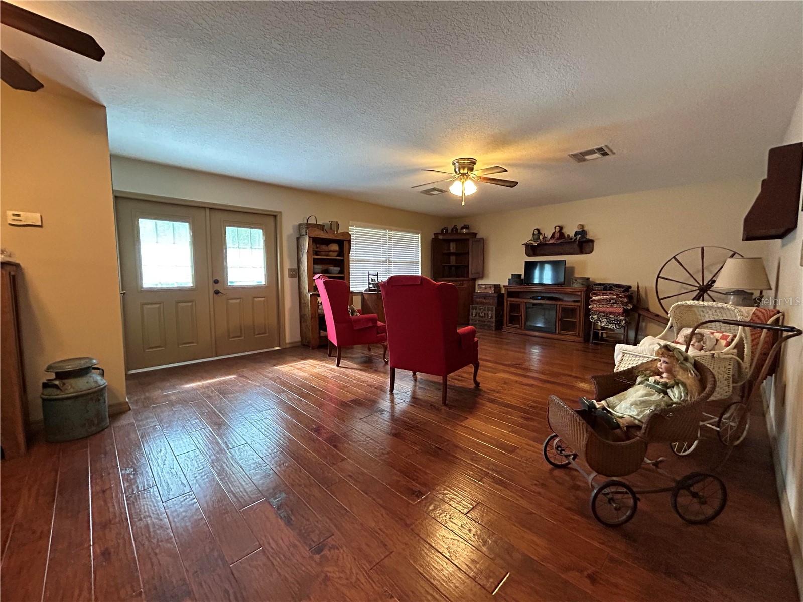 1664 REGAL OAK DR