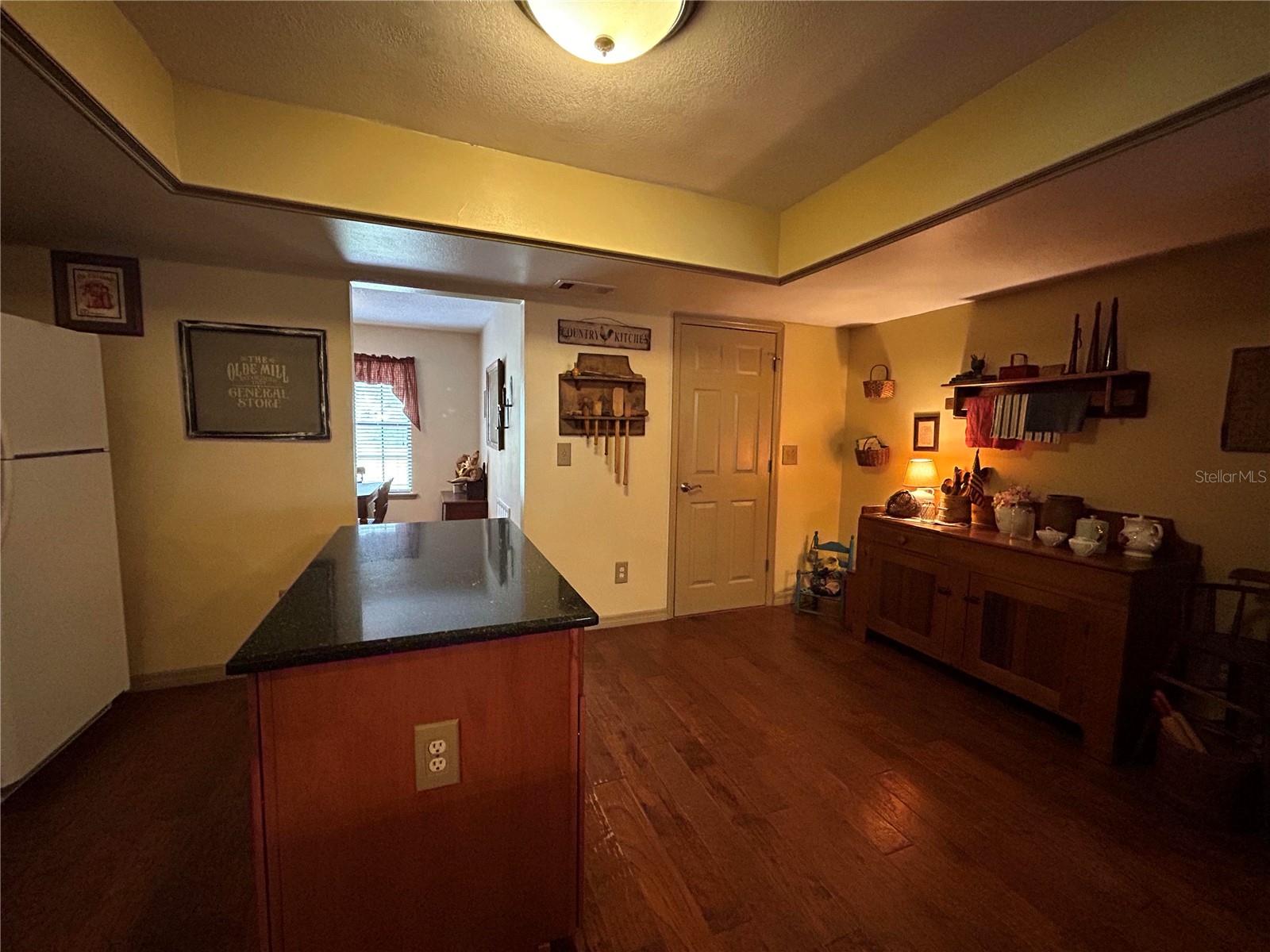1664 REGAL OAK DR