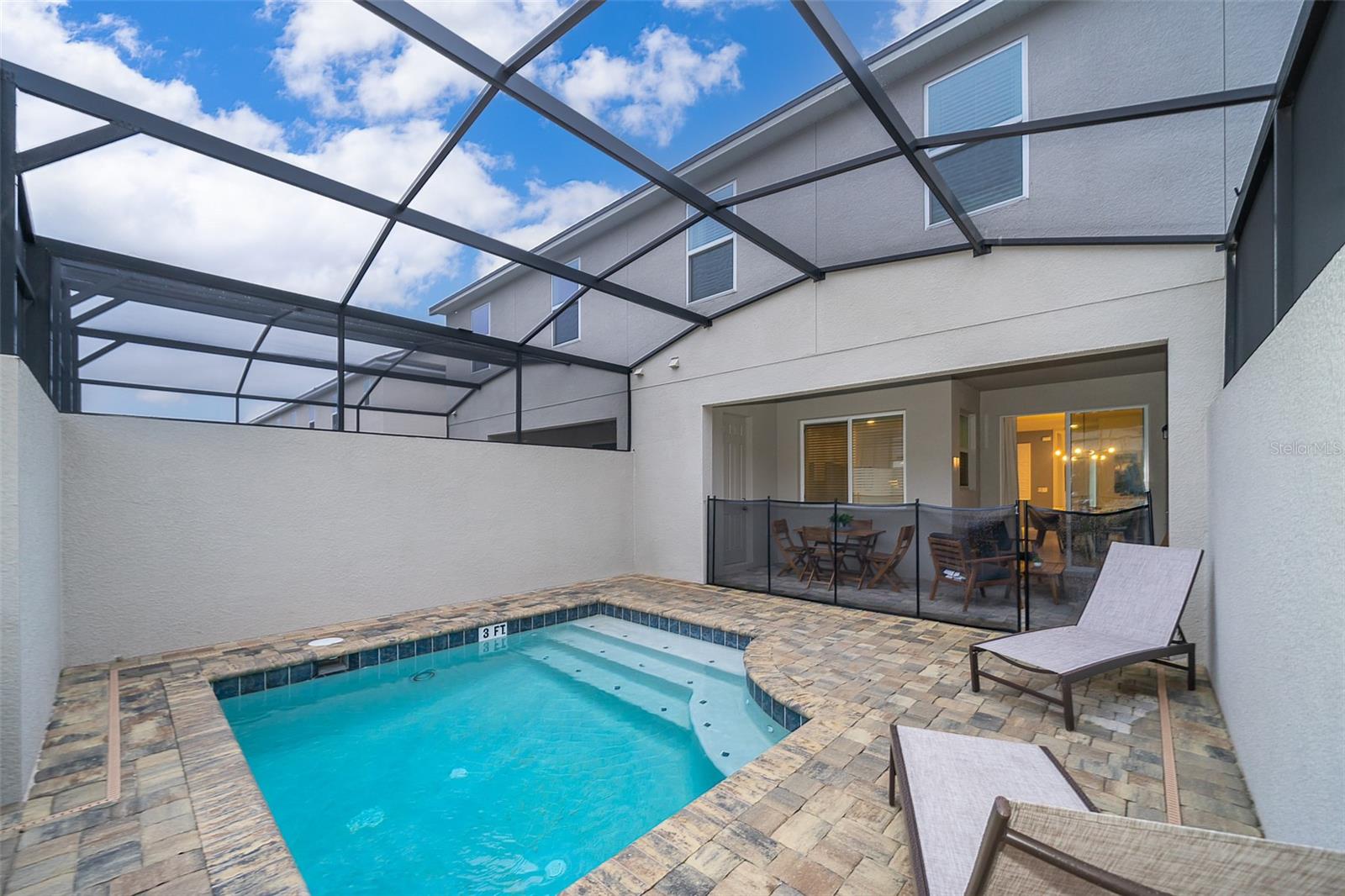1852 TROPICAL PALMS CIR