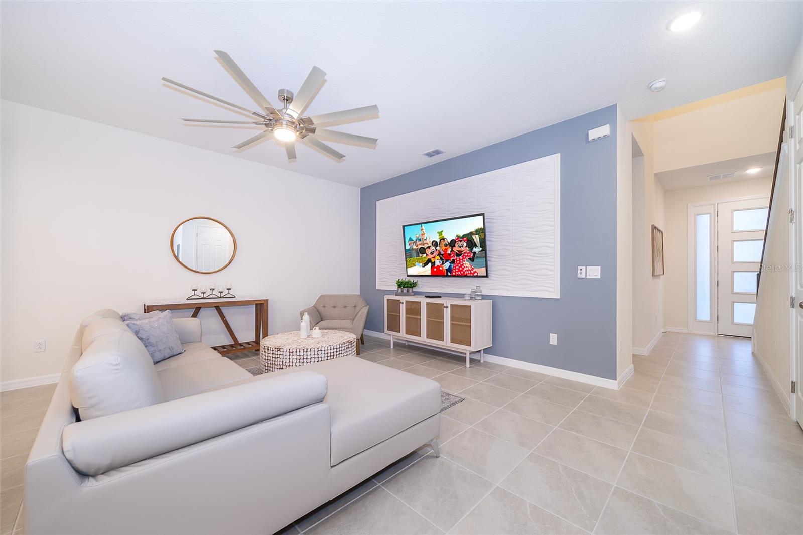 1852 TROPICAL PALMS CIR