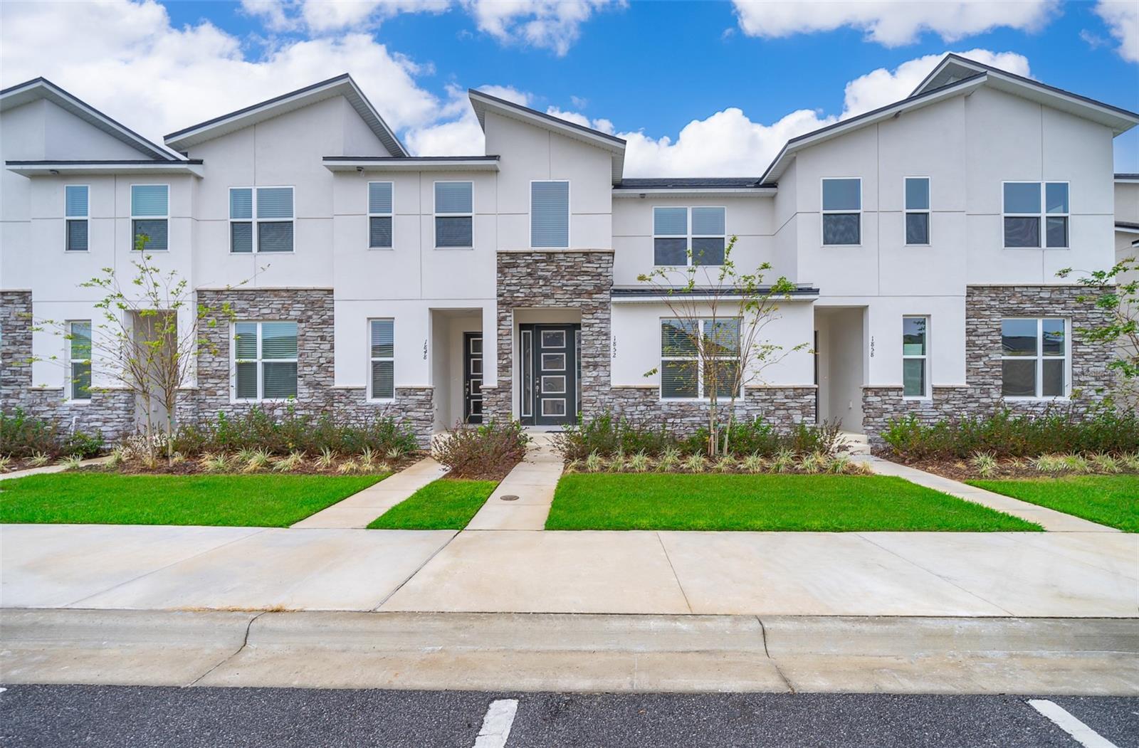 1852 TROPICAL PALMS CIR