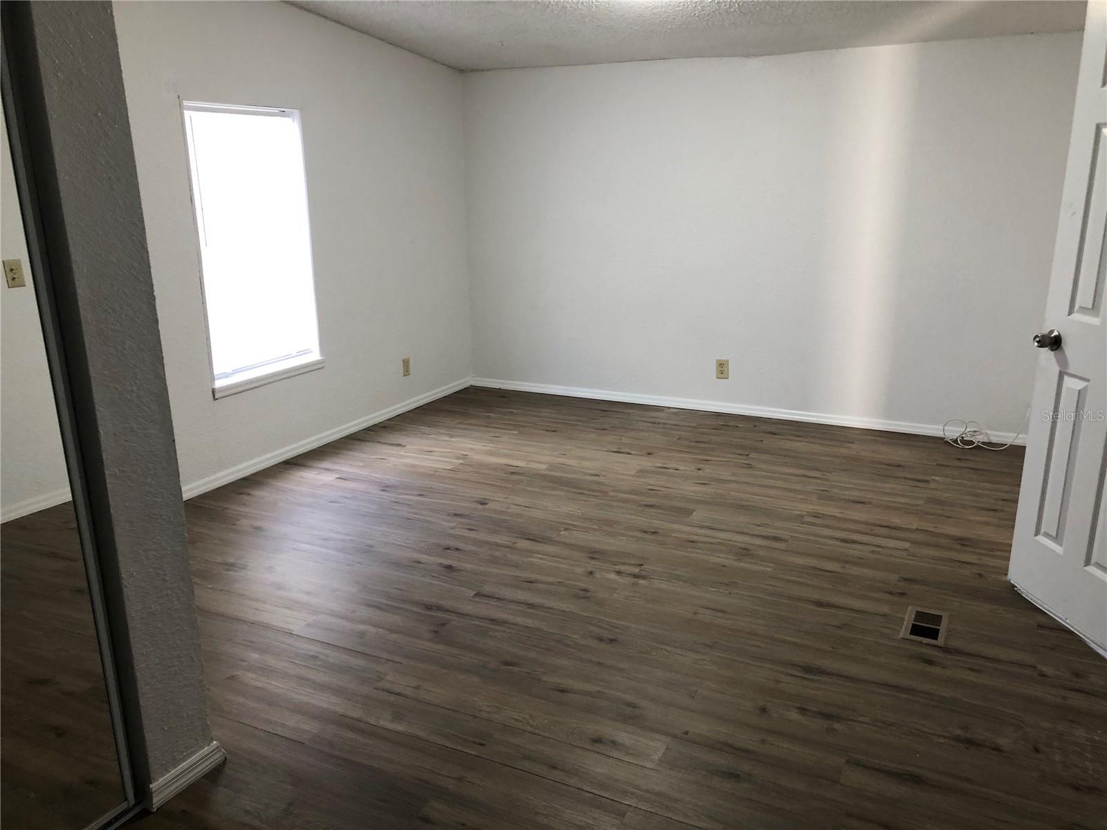 1082 CARRIE LN