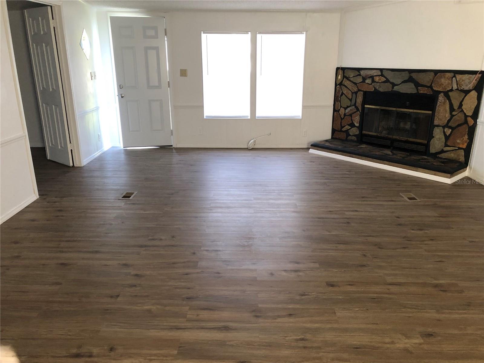 1082 CARRIE LN