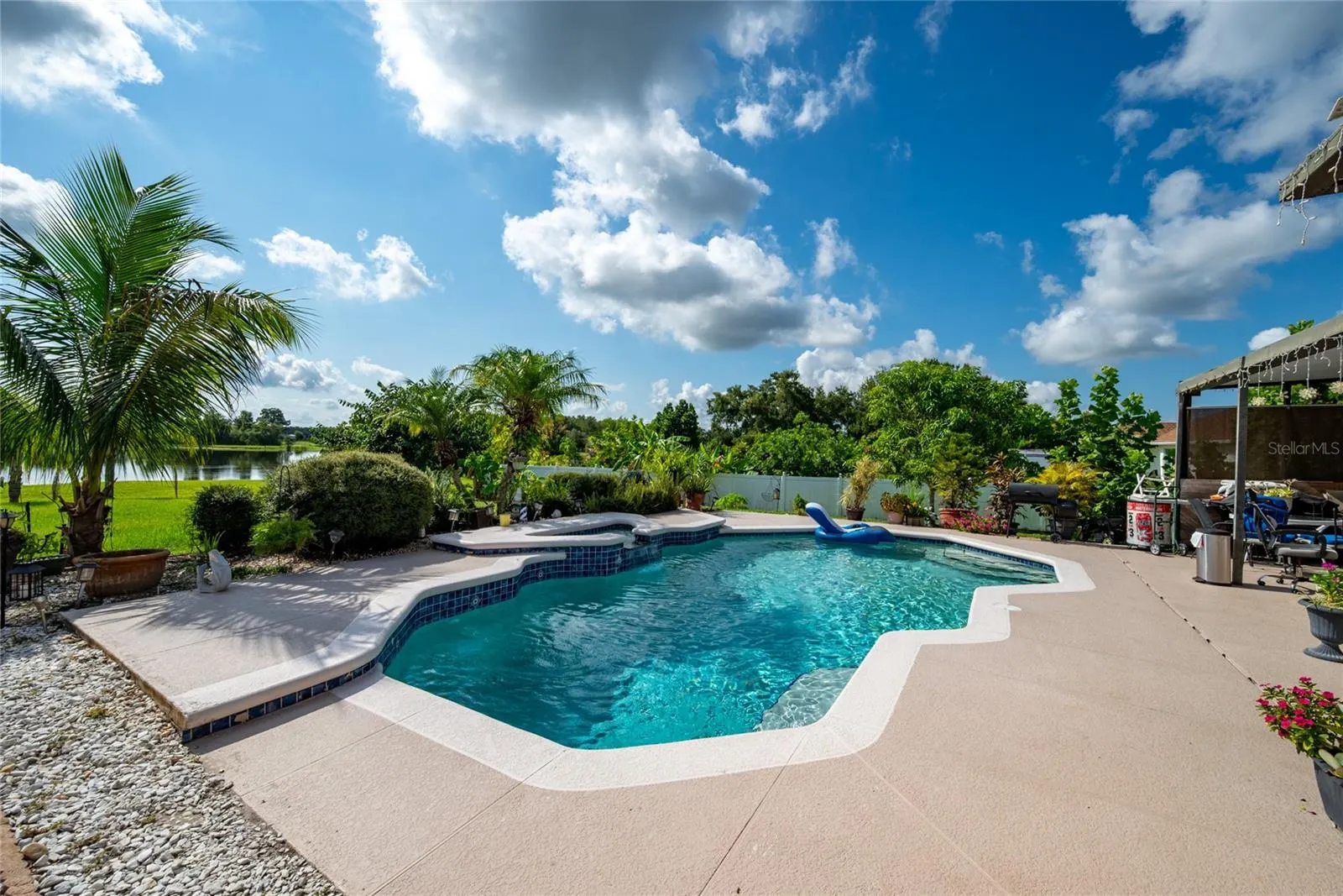 3200 VICTORIA DR