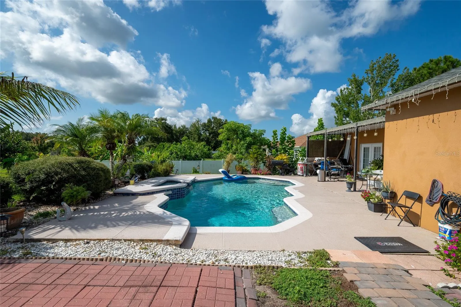 3200 VICTORIA DR