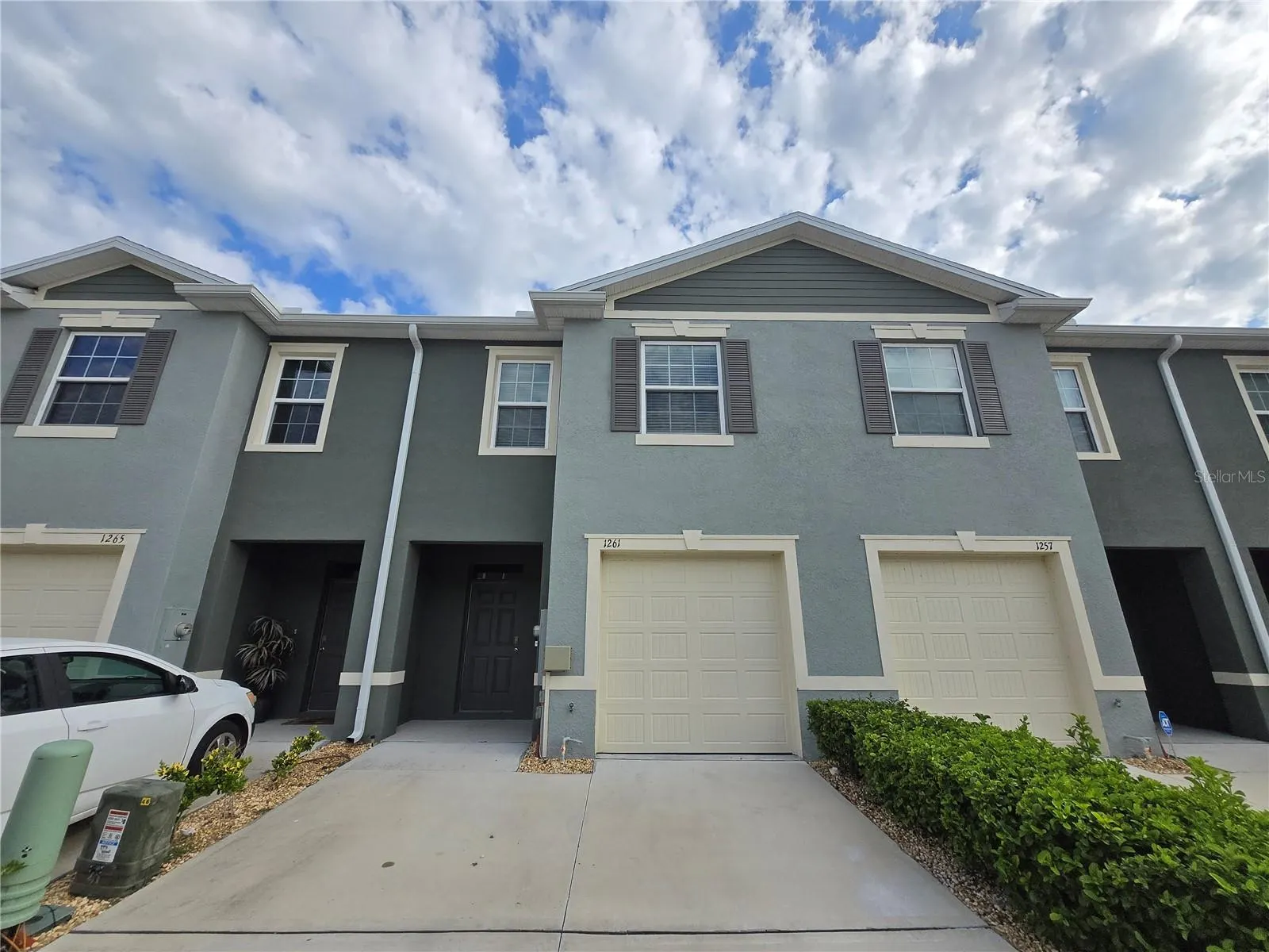 1261 YELLOW FINCH DR