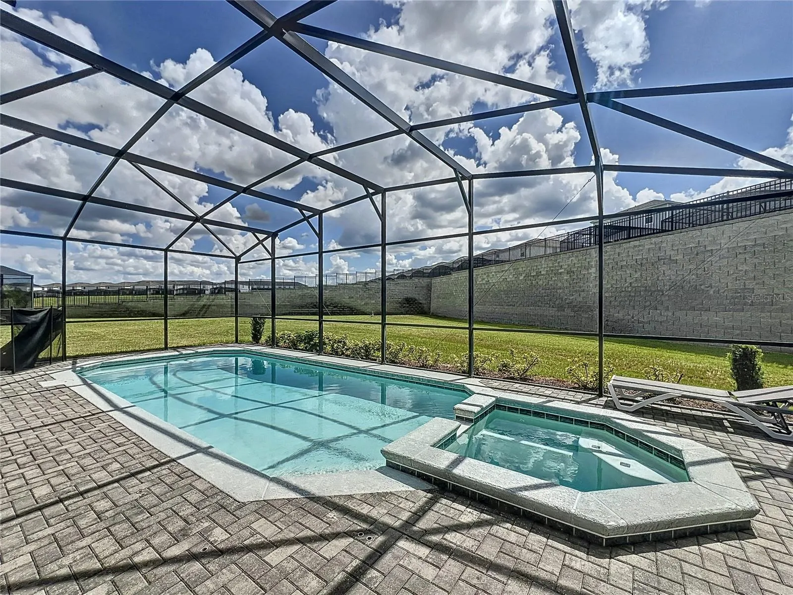 2290 LELANI CIR