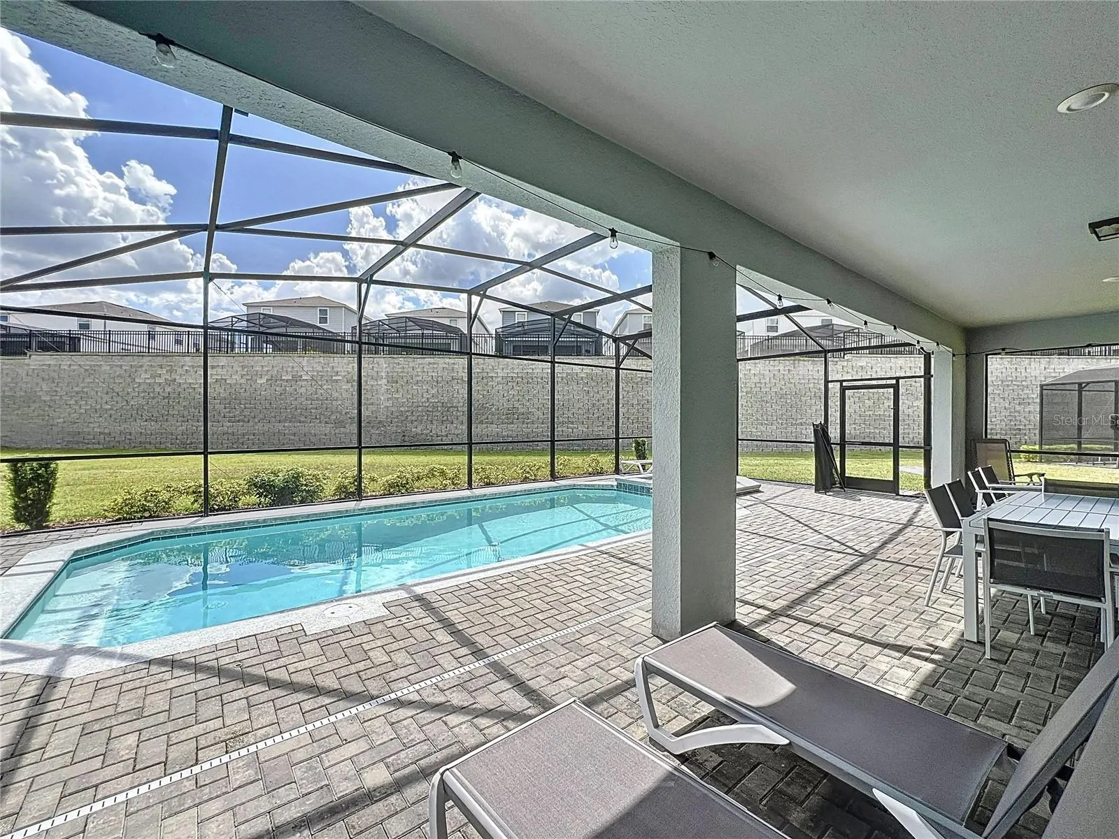 2290 LELANI CIR