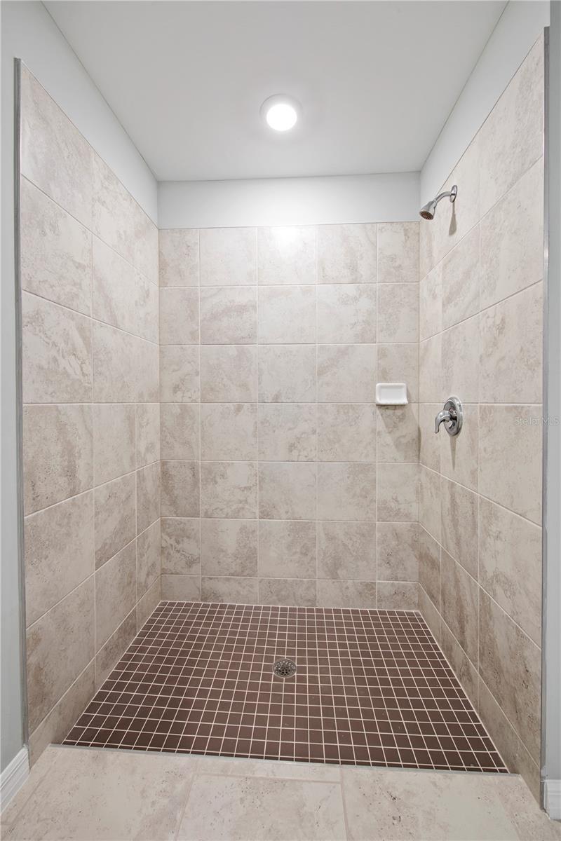 112 OAKWOOD CT