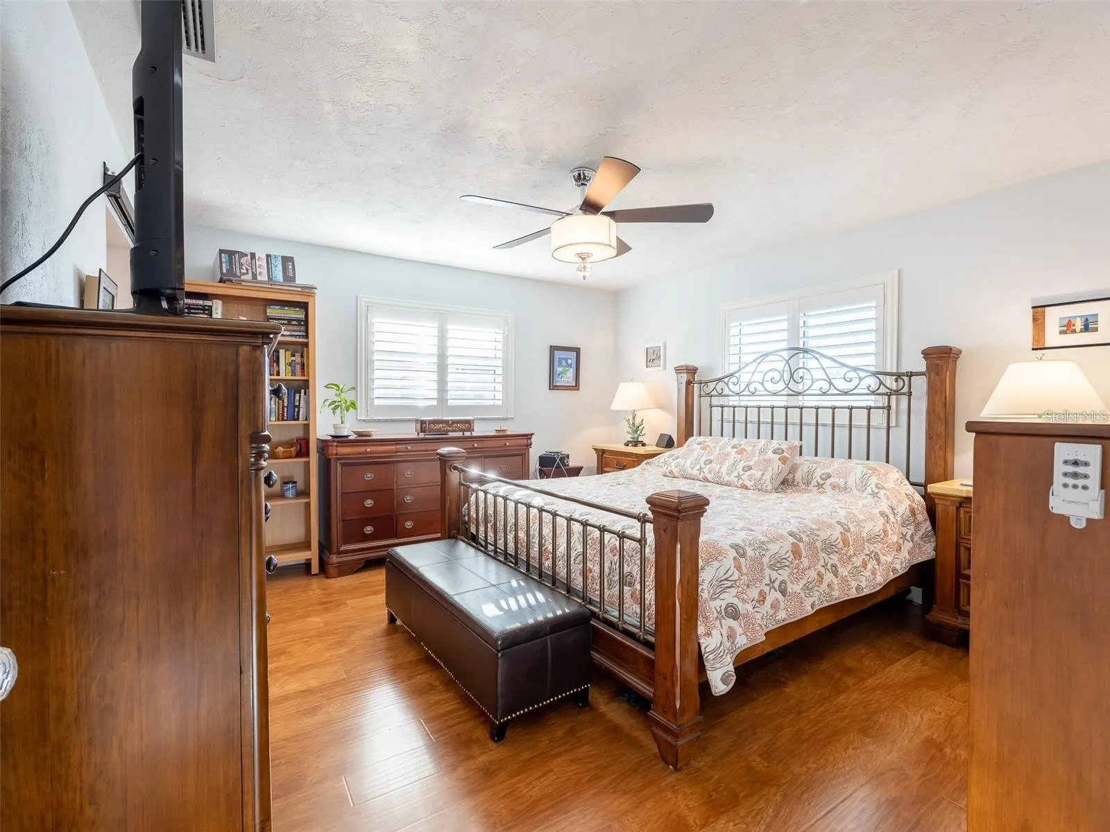 1290 CAMBRIDGE DR