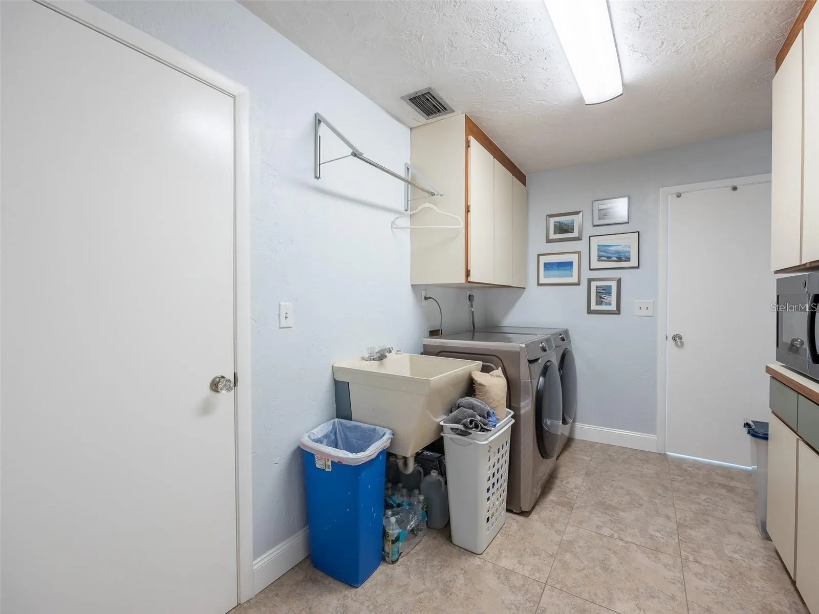 1290 CAMBRIDGE DR