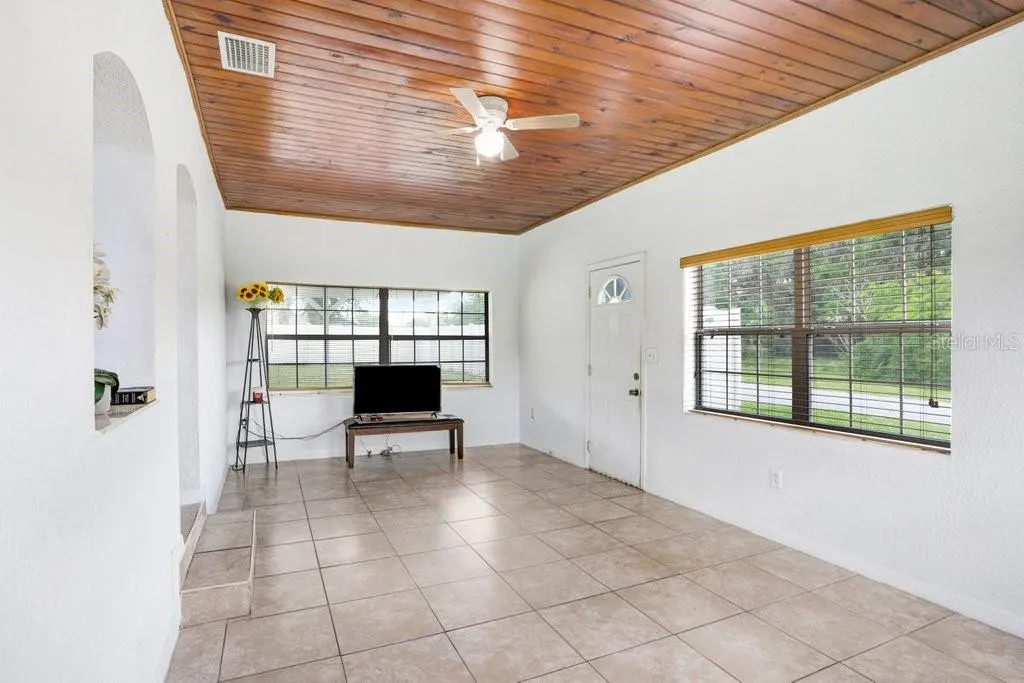 335 DIANA AVE
