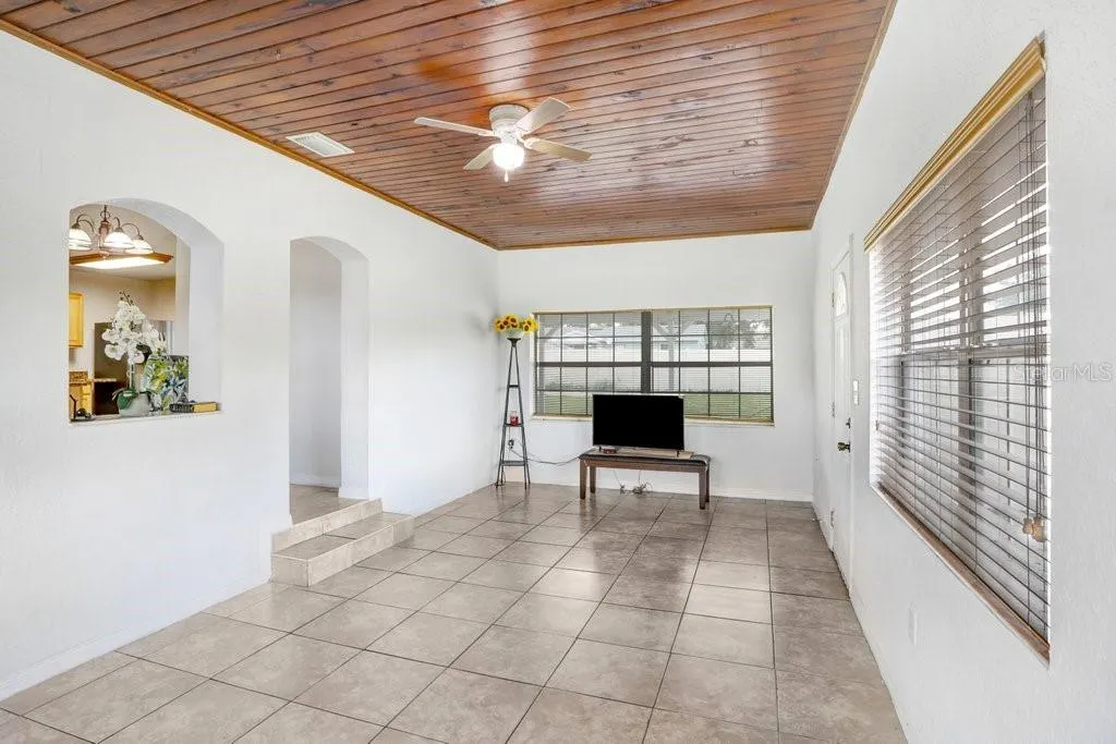 335 DIANA AVE