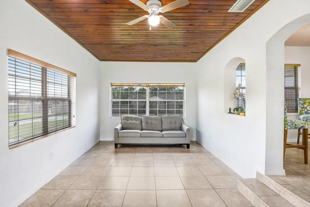 335 DIANA AVE