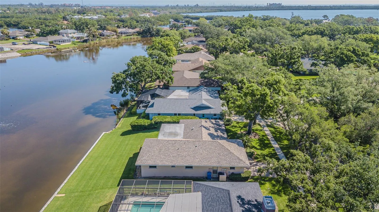 601 RIVIERA BAY DR NE