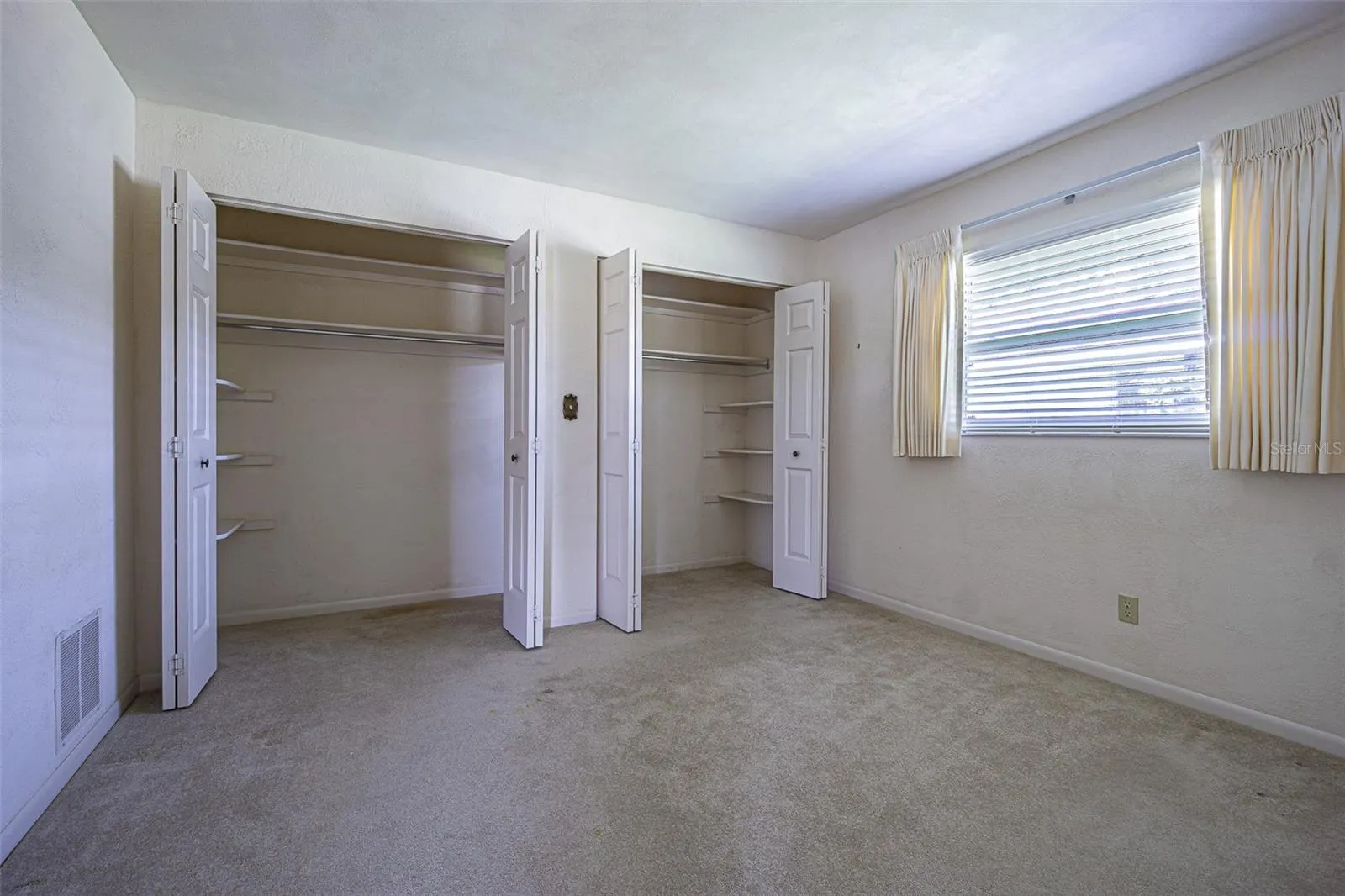 601 RIVIERA BAY DR NE