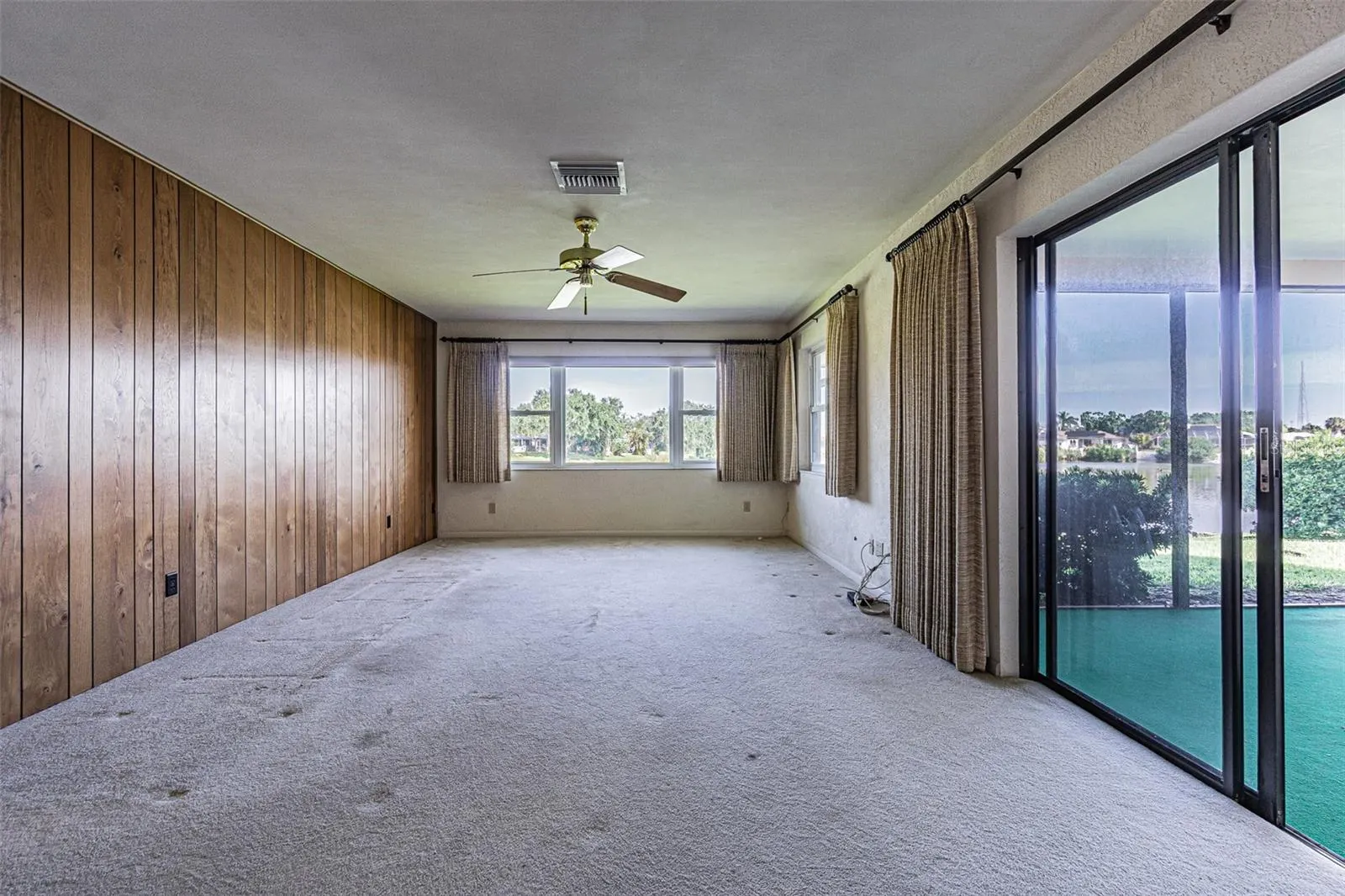 601 RIVIERA BAY DR NE